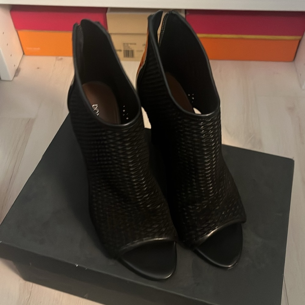 Donald J Pliner black heels 7